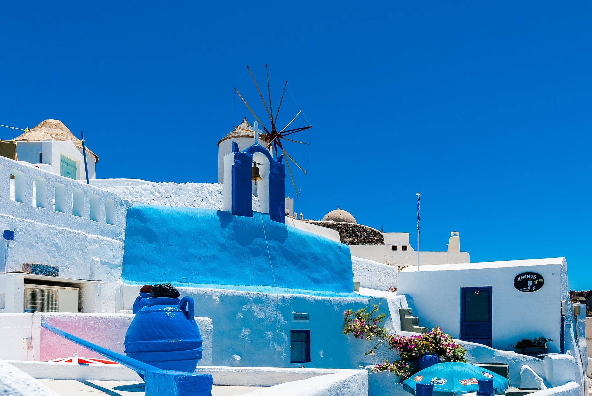 Discovering the Beauty of Santorini: A Guide to Sightseeing Tours